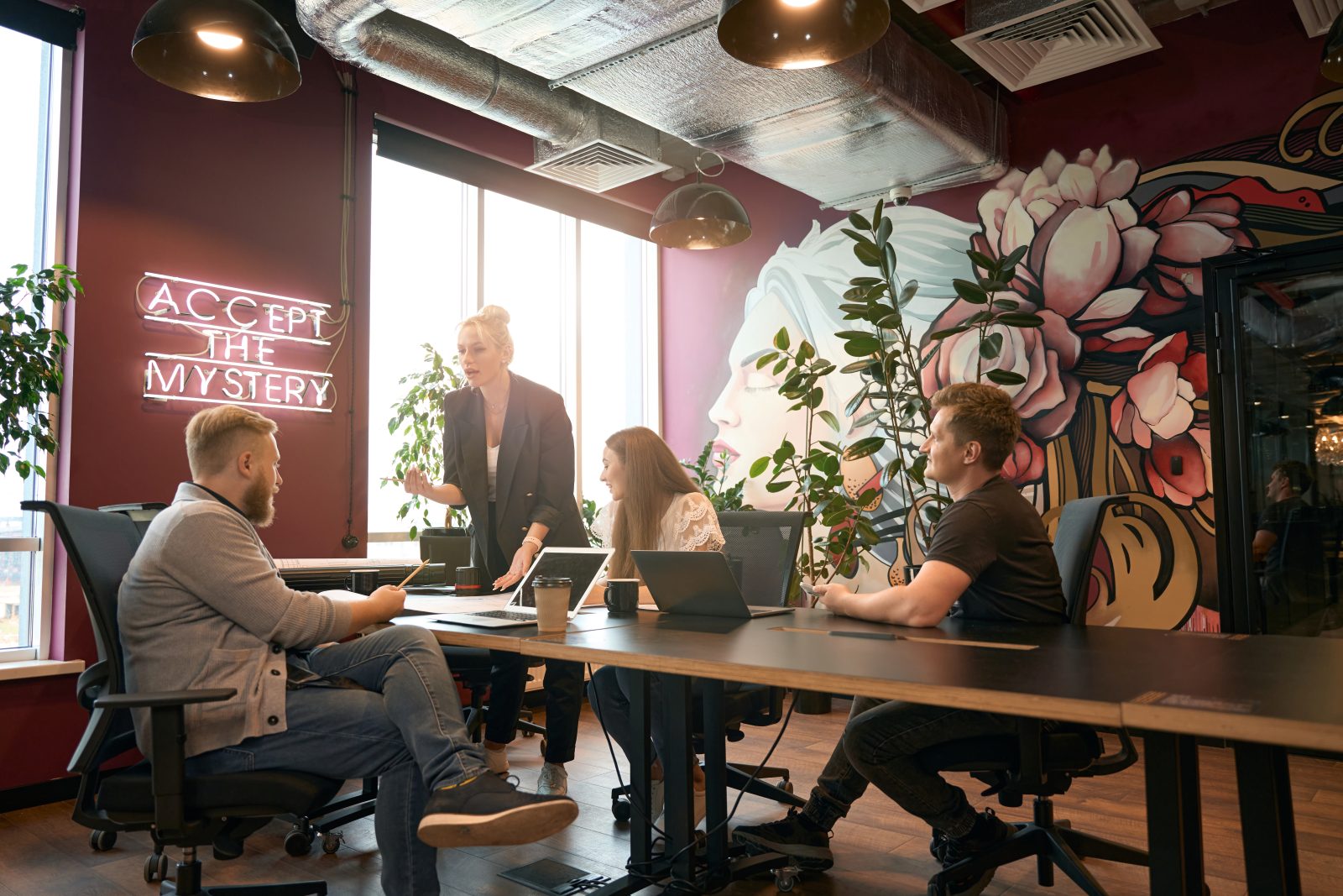 Professionnels échangeant autour d une table de réunion, recommandation entre partenaires